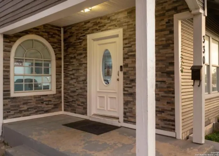 Experience Serenity In A 4Br3Ba Downtown Home
