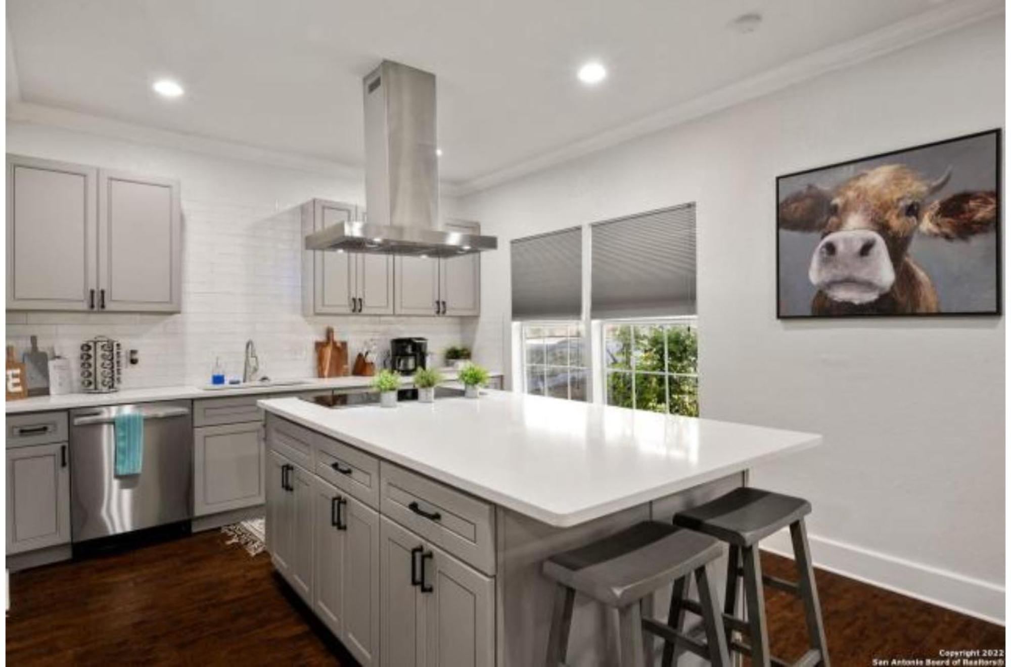 Experience Serenity In A 4br3ba Downtown Ferienhaus